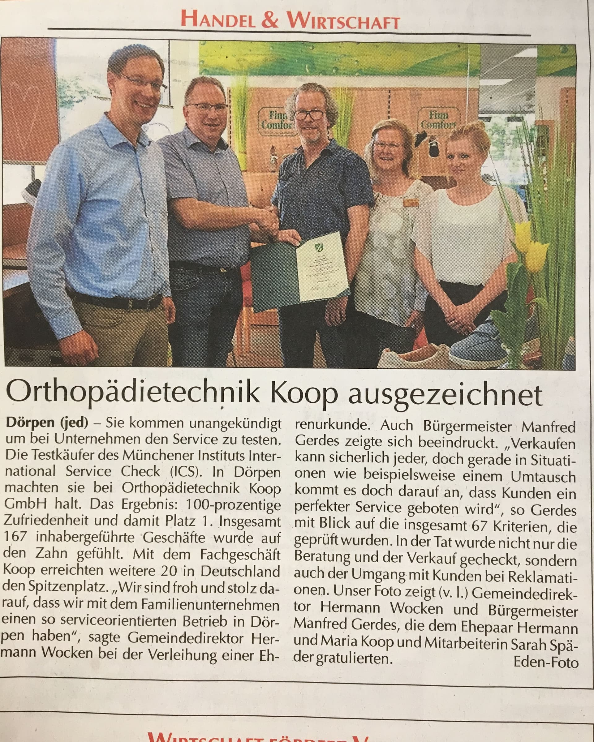 Ehrung der Orthopädieschuhtechnik KOOP in Dörpen mit einer Urkunde für 100 % Kundenzufriedenheit durch Gemeindedirektor Hermann Wocken und Bürgermeister Manfred Gerdes.